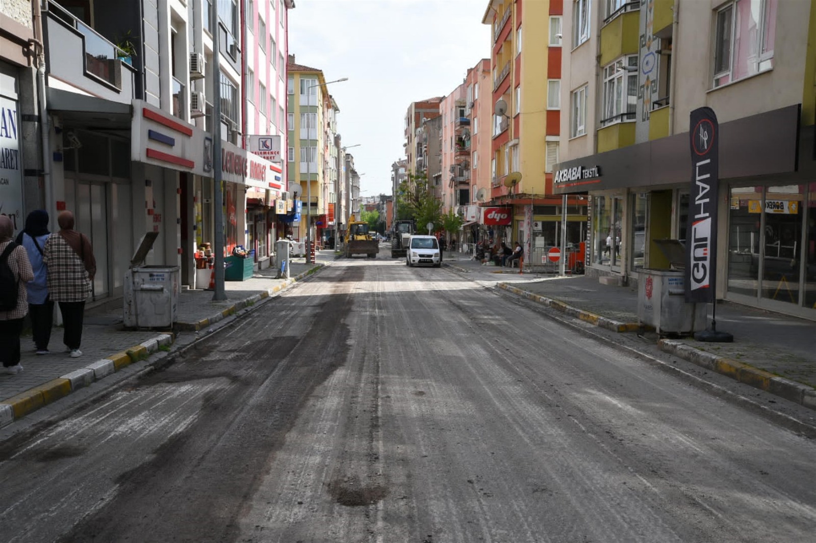 Karesi ve Altıeylül’de Büyükşehir’den tam gaz asfalt