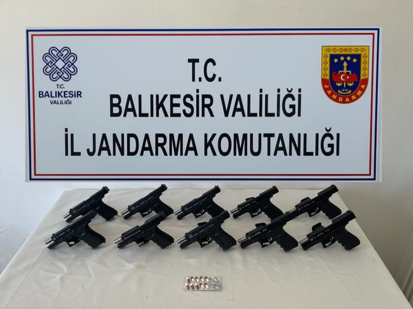 AYVALIK TA SİLAH VE UYUŞTURUCUYLA YAKALANDI