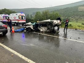 BALIKESİR İVRİNDİ YOLUNDA YOLUN KAYGAN OLMASINDAN DOLAYI ÖLÜMLÜ TRAFİK KAZASI MEYDANA GELDİ