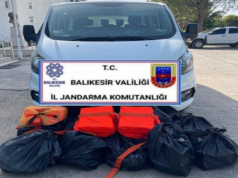 AYVALIKTA GÖÇMEN KAÇAKÇILIĞI YAPAN SAHISLAR YAKALANDI