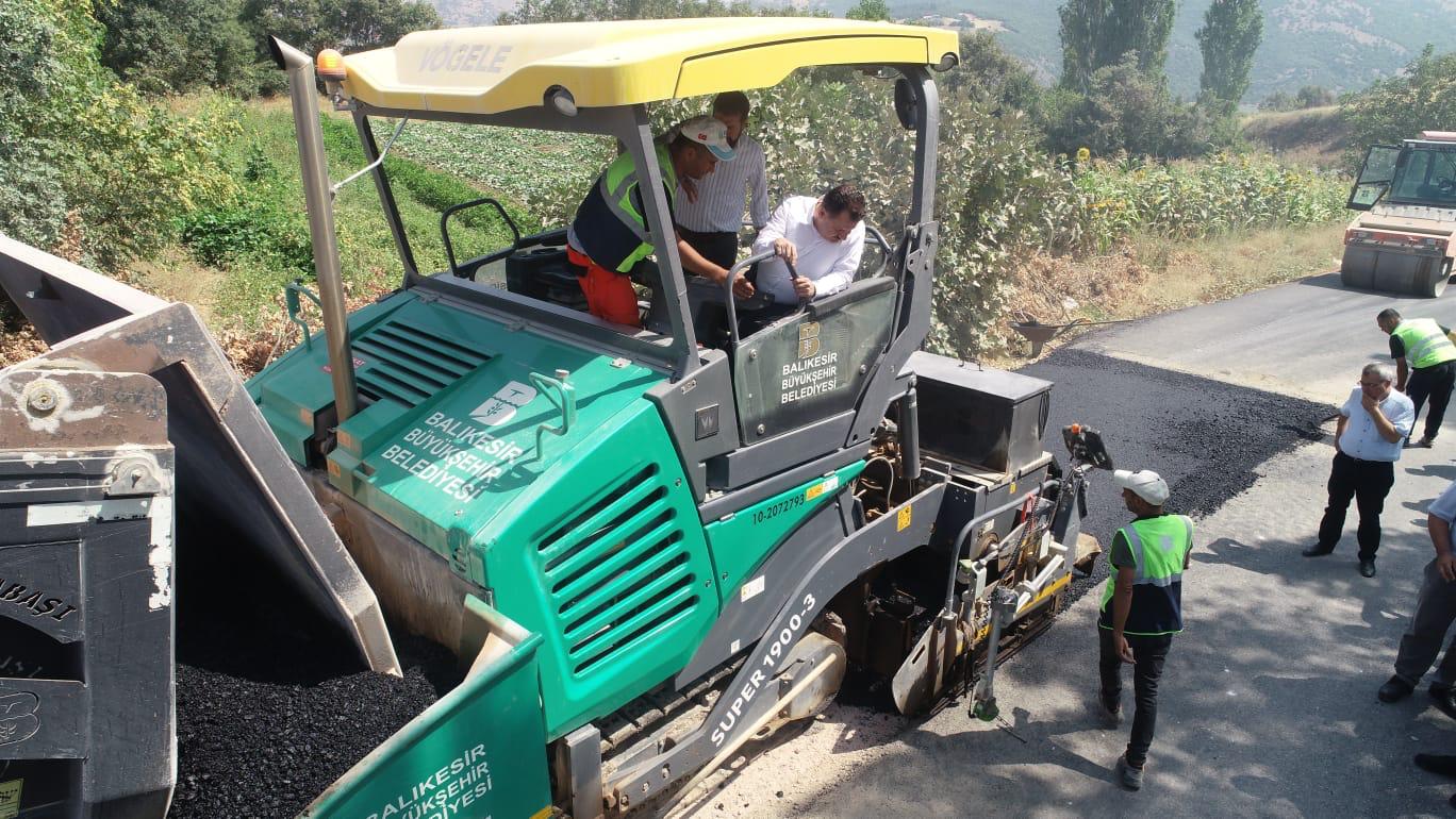 Sındırgı yollarına sıcak asfalt Büyükşehirle ulaşımda konfor artıyor