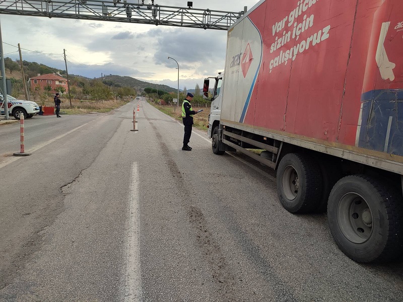 ‘Yük Taşıyan Araç ve Şoförlerin” trafik kontrolleri yapılıyor