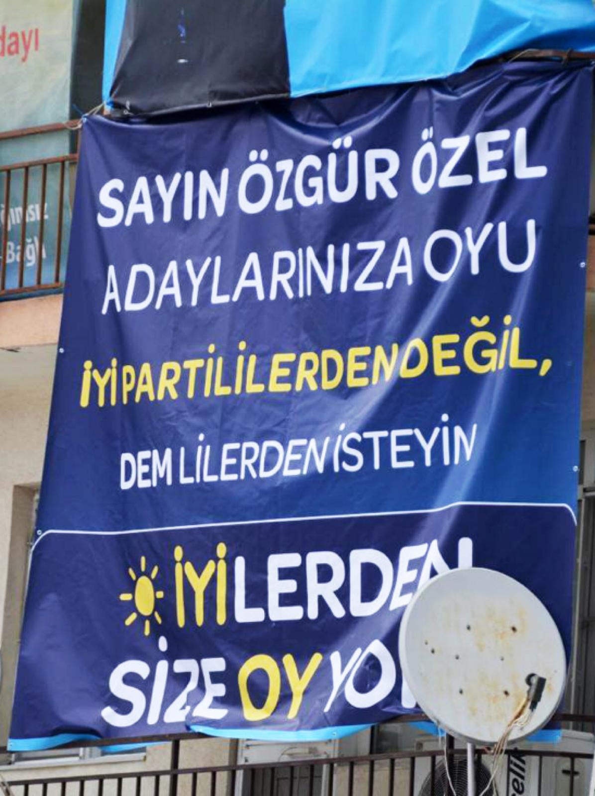 ÖZGÜR ÖZEL’İN İYİ PARTİ SEÇMENİNDEN OY İSTEMESİ BALIKESİR’DE KRİZ ÇIKARDI TURHAN ÇÖMEZ’DEN ÖZGÜR ÖZEL’E PANKARTLI YANIT