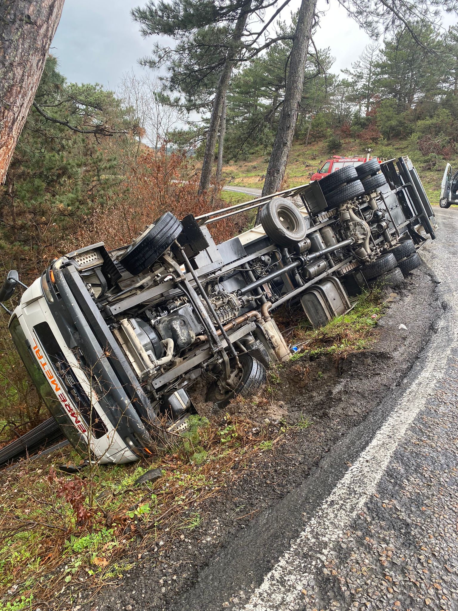 ÇANAKKALE YOLUNDA TIR DEVRİLDİ